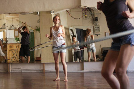 ¿Cómo hacer ejercicio con hula hoop?